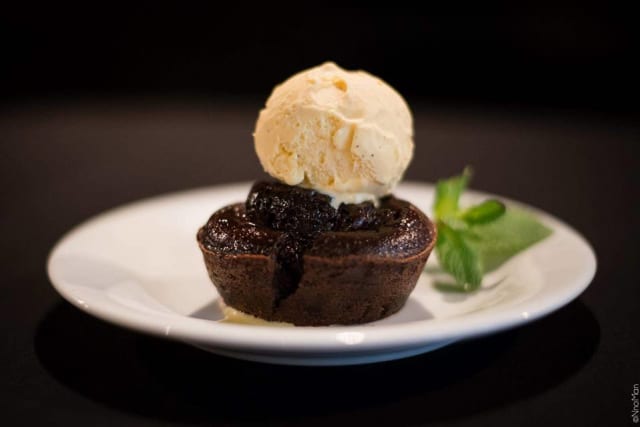 Moelleux au chocolat et sa glace à la vanille - Loyo, Paris