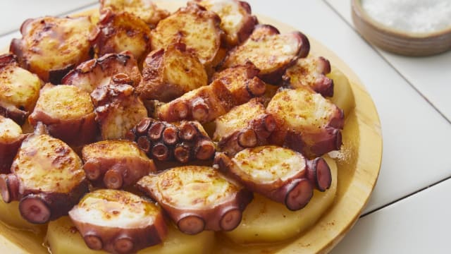 Pulpo a feira con AOVE, pimentón y patatas - VinoPremier - Francisco Silvela, Madrid