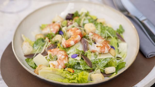 Salade césar, anchois & gambas à la plancha - Maison Louise Kitchen Bar Garden, Ixelles