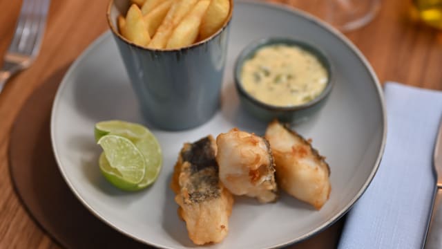 Fish & chips, sauce tartare au pastis henri bardouin - Maison Louise Kitchen Bar Garden, Ixelles