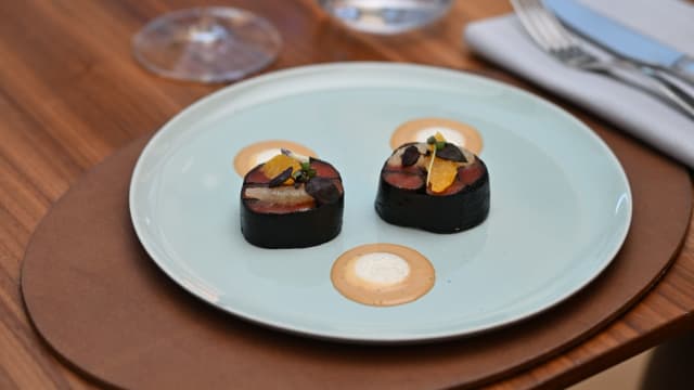 Truite saumonée, agrumes, mousseline au café & emulsion neroli - Maison Louise Kitchen Bar Garden, Ixelles