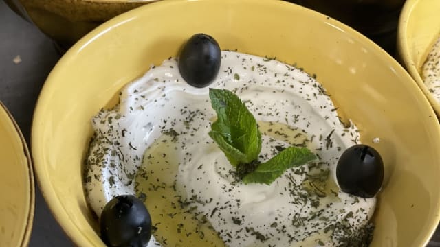 Labneh à l’ail  - Berytus bar restaurant