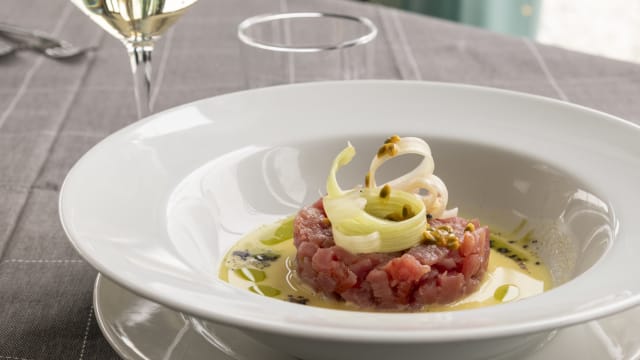 Tartare di tonno su coulisse di datterino giallo, polvere di capperi, terra di olive e sedano di ghiaccio - I Portoni Di Zolì, Bologna