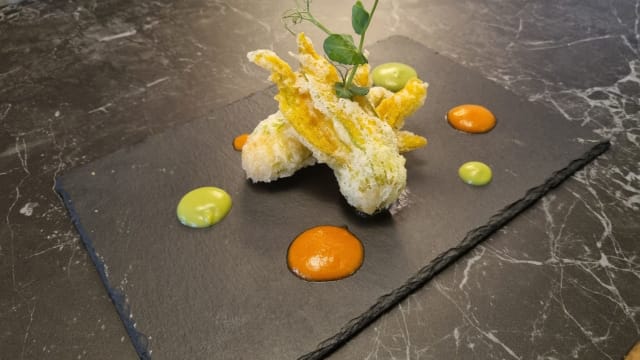  Fiore di zucchina croccante ripieno di baccalà mantecato e le sue salsine - Briss, Turin