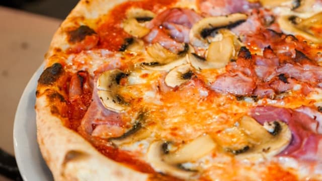 Prosciutto e funghi - ARIA PIZZA & CUCINA