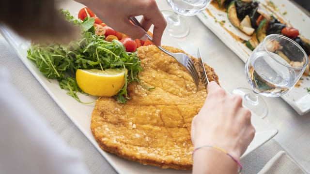 Costoletta alla milanese fritta nel burro chiarificato con rucola e pomodorini pachino - Il Cestino, Milan