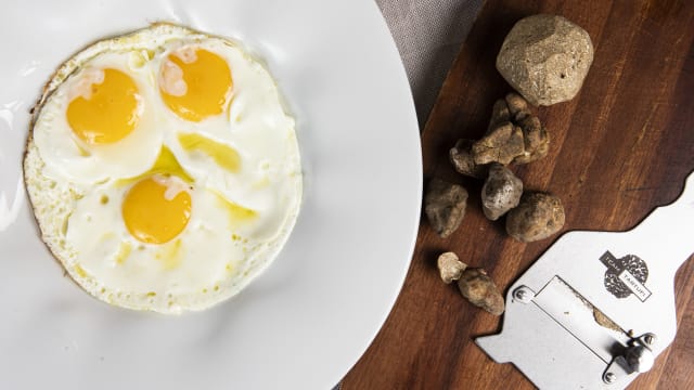 Uovo all’occhio di bue con grattata di tartufo bianco - Il Cestino, Milan