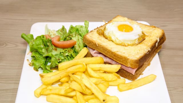 Croque madame, jambon, oeuf et frites - Le Ciel Bleu, Paris