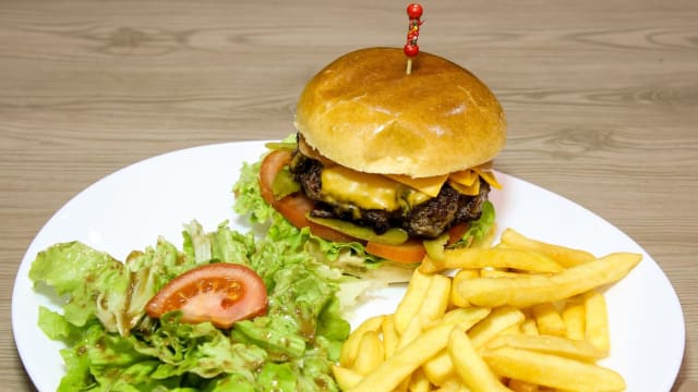 Big beef burger; steak haché et frites - Le Ciel Bleu, Paris