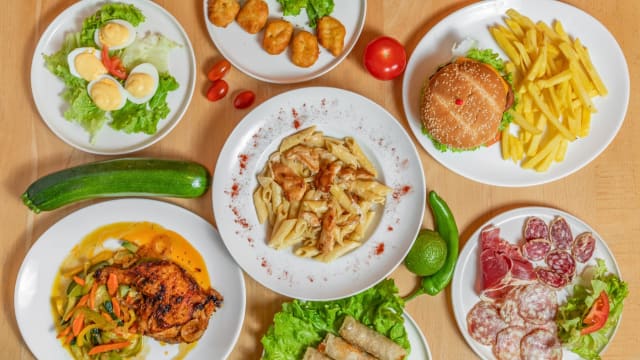 Pâtes à la carbonara, pâtes, poulet créme - Le Ciel Bleu, Paris