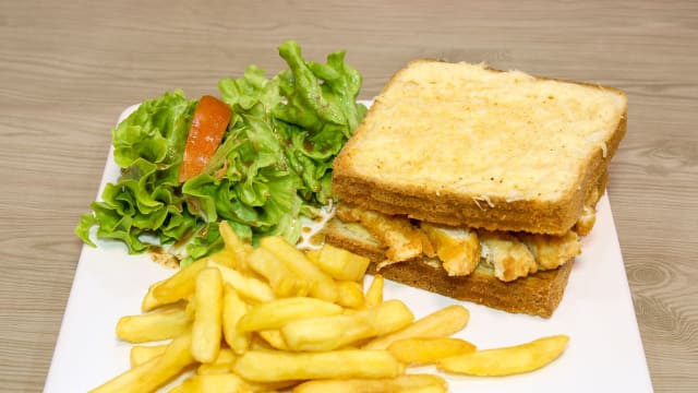 Croque au poulet, poulet panné et frites - Le Ciel Bleu, Paris