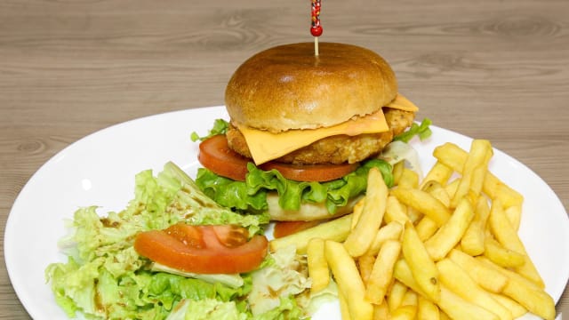 Big chicken burger, chicken et frites - Le Ciel Bleu, Paris