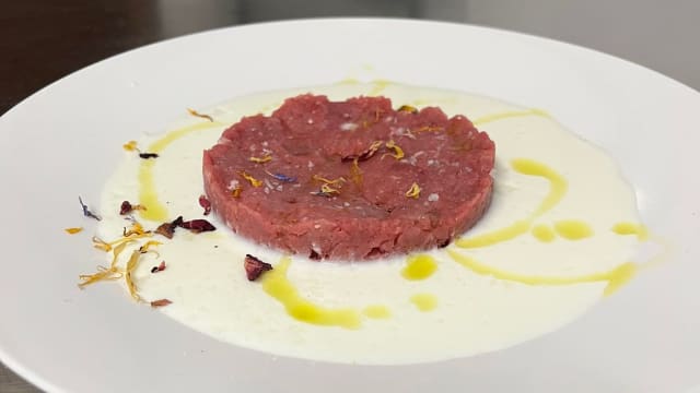 Tartare di manzo con uovo in camicia su crema di bufala - La Casa di Alice