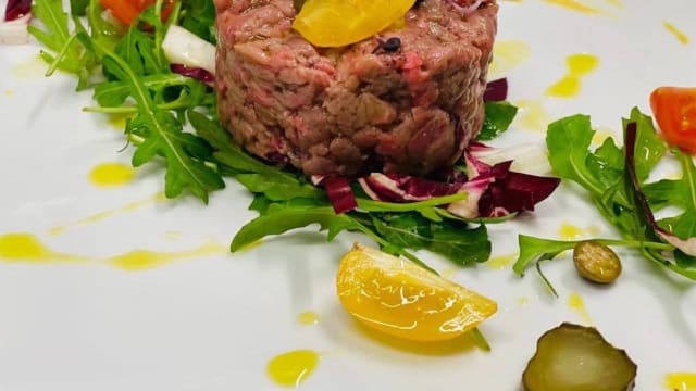 Tartare di manzo ( chianina) con condimenti vari - Ristorante Enoteca “Osteria del Lago”