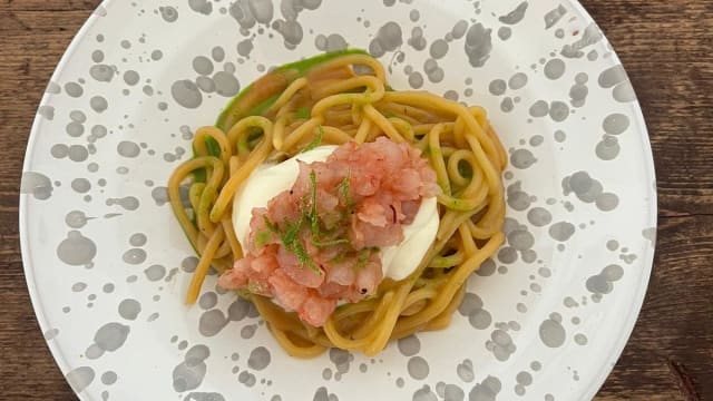 Spaghettone Artigianale Con Bisque Ai Crostacei, Tartare Ai Gamberi E Lime, Mousse Di Stracciatella E Salsa Al Prezzemolo. - Mezz'Aria, Fasano