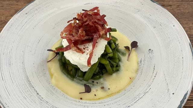 Nido Di Fagiolini Verdi Al Profumo Di Menta Con Uovo Pochè Fonduta Di Formaggio Fasanello E Capocollo Croccante - Mezz'Aria, Fasano