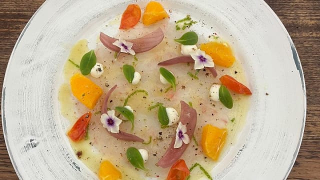 Carpaccio Di Gambero Viola Con Spicchi Di Arancia Di Puglia, Mousse Di Ricotta Di Masseria, Vinaigrette Alla Senape, Lime E Cipolla Rossa in Agrodolce - Mezz'Aria