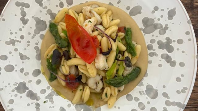 Cavatelli Con Rana Pescatrice, Pomodorini Marinati, Asparagi E Crema Di Ceci - Mezz'Aria