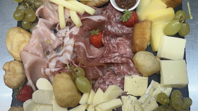 Tagliere Grande di Salumi, Formaggi e Pan Fritto - The Corner