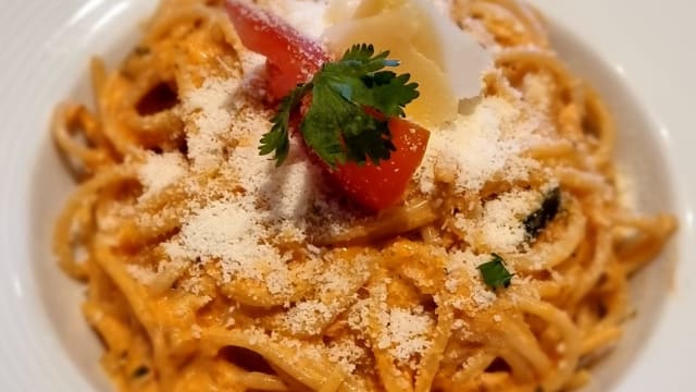 21. SPAGHETTI WITH SALMON - Sedna