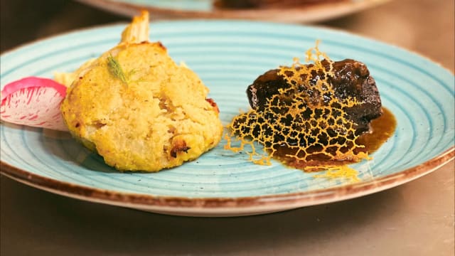 Guancia di manzo stracotta al morellino di scansano (nero acquaviva) con sformato di finocchio - Ristorante Enoteca del Duca , Volterra