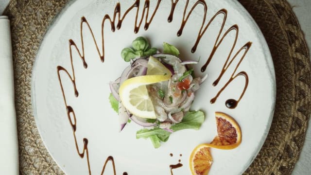 Tartare di salmone , sesamo e uova di quaglia - Tierra Milano, Milan