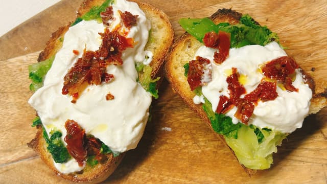 Bruschetta cime di rapa stracciatella e pomodori secchi - La Porta Rossa, Milan