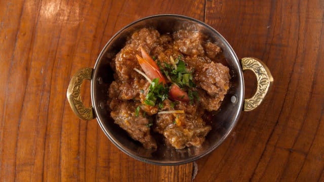 Roganjosh (Bocconcini di agnello con pomodoro, cannella e chiodi di garofano in salsa di spezie. Piatto tipico del Kashmir di montagna) - Shri Ganesh, Turin