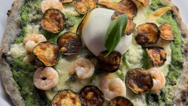 Pizza con zucchine, alici, burrata e gamberetti - Il Barile