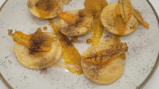 Bottoni ripieni di rana pescatrice, fiori di zucca  e polvere di limone tostato - L'Altro Relais