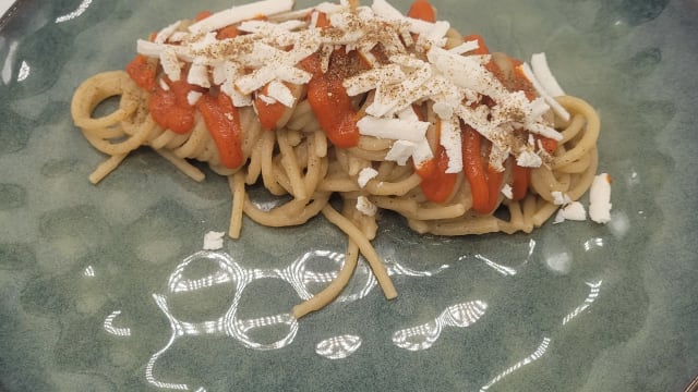 Spaghettone con crema di melanzane affumicate,  ristretto di ciliegino e ricotta salata	 - L'Altro Relais