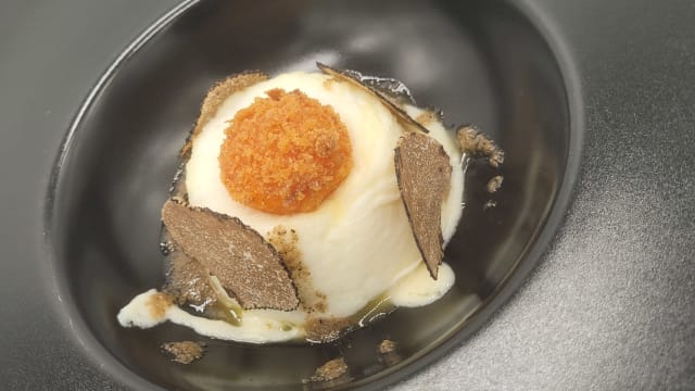 Nuvola d’uovo con tuorlo fondente, fonduta di parmigiano e tartufo - L'Altro Relais