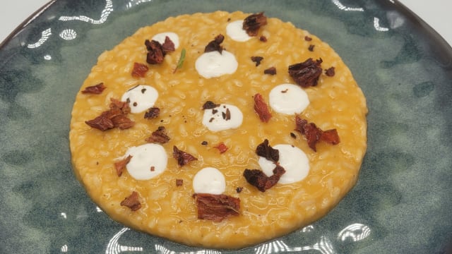 Risotto con peperoni in doppia consistenza (in crema e crusco),  caprino e olio al tim - L'Altro Relais