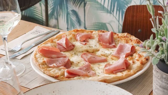 Pizza de jamón y queso - Frida, Madrid