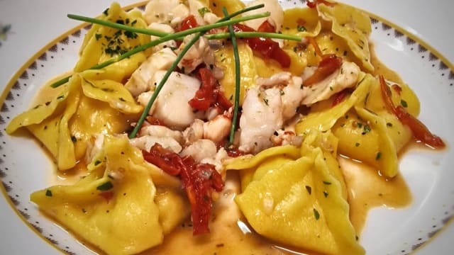 Fagottini di Pasta Fresca ripieni di Mittili e Dentice con Pomodorini Confit  - Ristorante Bosco