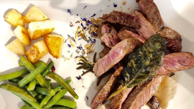 Tagliata di manzo alle erbe - La Perla