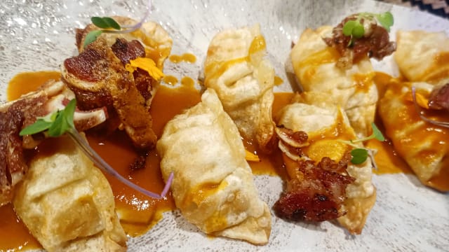 Gyozas de cerdo con salsa japo-brava y crujiente de oreja . (8 unid.) - SoMa - Hotel Vincci SoMa, Madrid