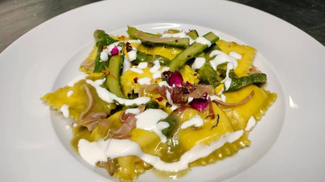 Ravioli cacio e pepe con asparagi, speck e crema di bufala - Ristorante Mediterraneo, Cesano Maderno