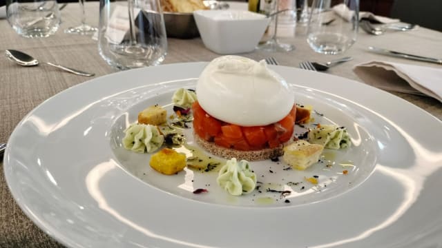 Tartare di salmone marinato su crostone di pane, burrata reale e burro aromatizzato all’erba cipollina - Ristorante Mediterraneo