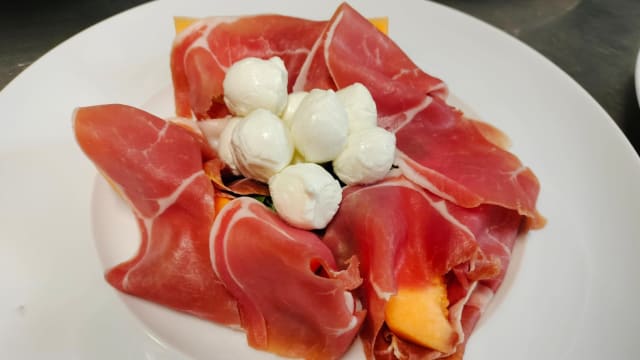 Prosciutto e melone con ciliegine vaccine - Ristorante Mediterraneo