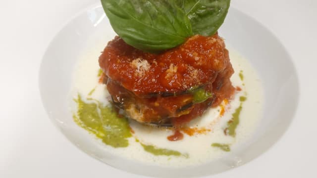 Medaglione di melanzana alla parmigiana con dressing al basilico e fonduta di mozzarella - Ristorante Mediterraneo, Cesano Maderno