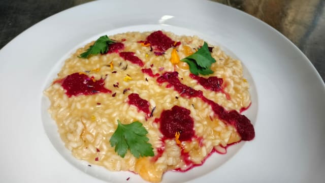 Risotto alla barbabietola con gamberi flambati al rum e la sua bisque - Ristorante Mediterraneo