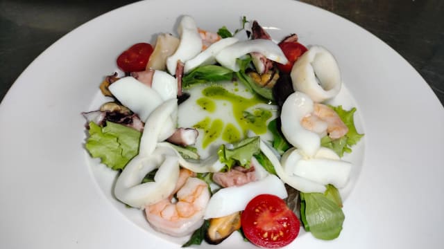 Insalata di mare su misticanza e crema di limone - Ristorante Mediterraneo, Cesano Maderno