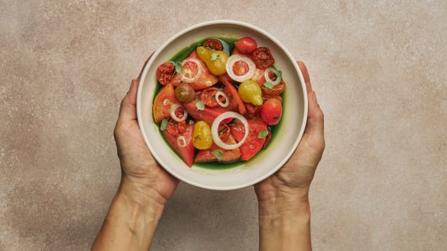 Variedad de tomates de maresme y baix llobregat con aceite de hierbas mediterráneas - Superlocal