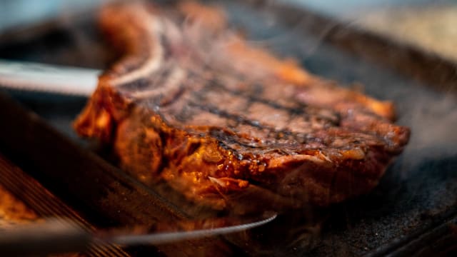 Bistecca di manzo italiano con osso - Ristorante Pizzeria Braceria Ravioleria CENERENTOLA, Frascati