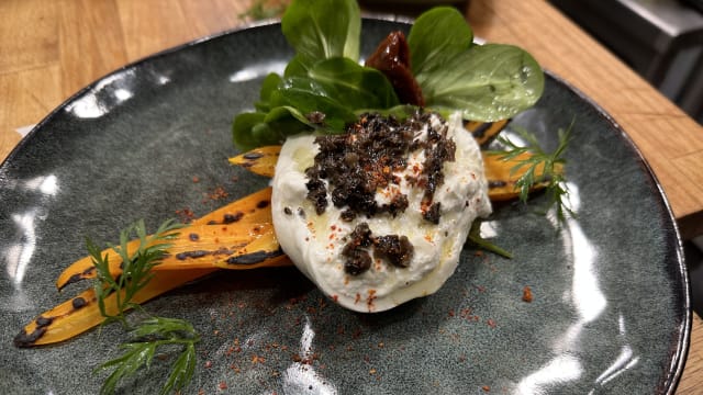 Carottes fanes grillées au burrata truffée* - l'économat