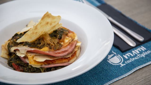 millefoglie di rape con caciocavallo impiccato, mortadella alla griglia e pane croccante  - Mami cucina tipica, Marotta