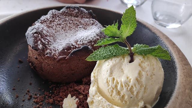 Coulant de chocolate relleno de praliné de avellana y acompañado con helado de vainilla94.  - Nord