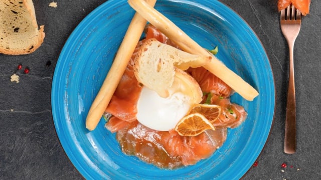 Burrata e salmone salmone con cialde di pane - Garbo - Osteria Toscana, Florence