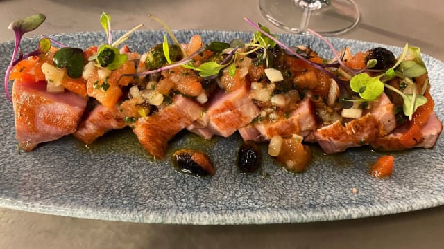 Tataki de atún con vinagreta de tomate y pistachos - Gastro TAZ